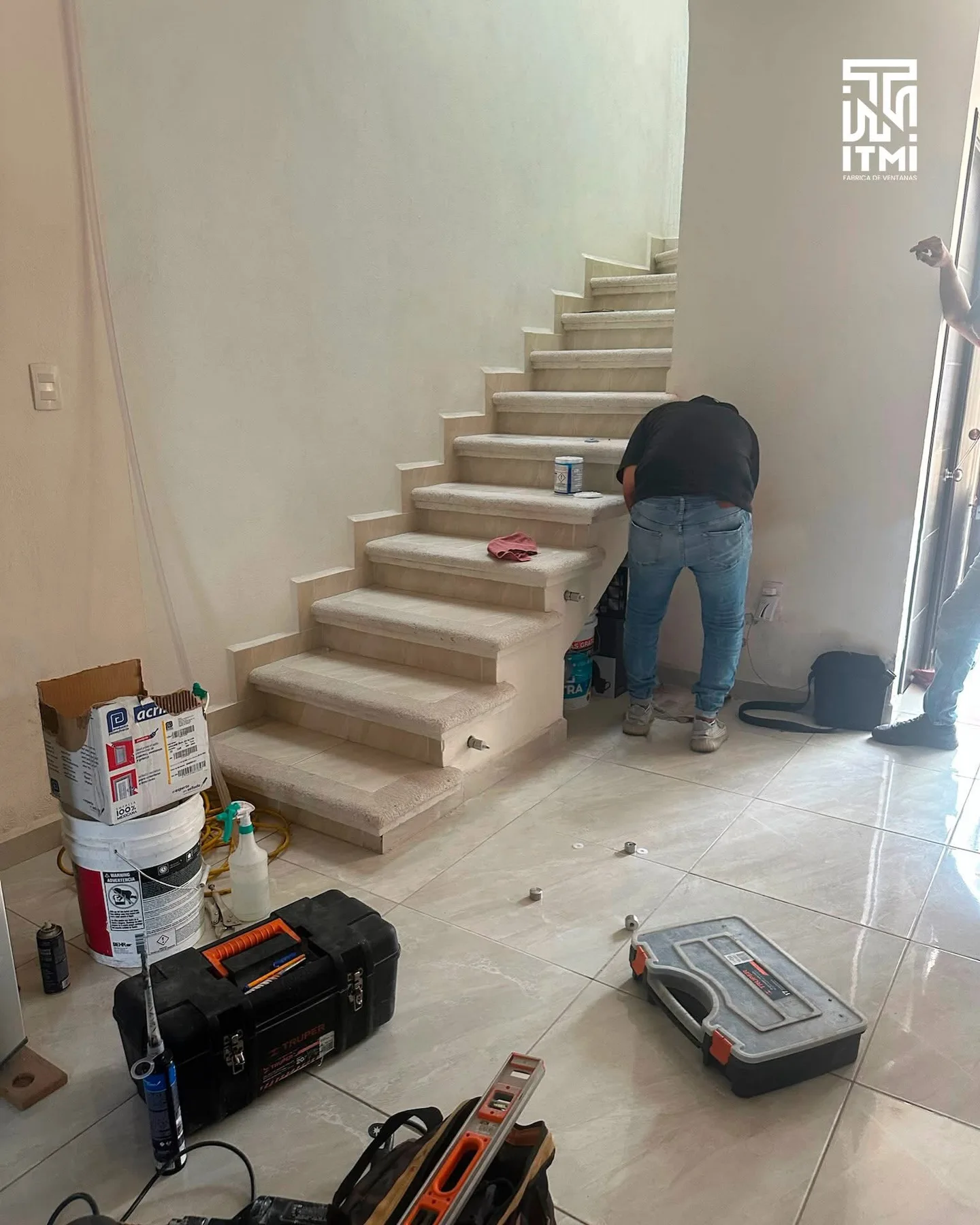 Proceso de instalación de barandal de cristal